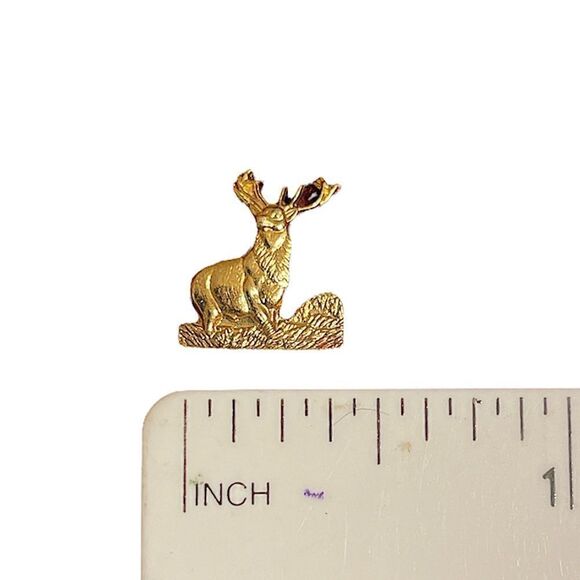 Small gold tone stag lapel pin - Picture 1 of 5